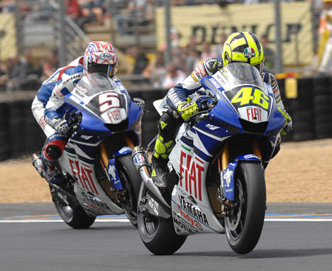 I Frankrigs Grand Prix var der lagt op til endnu duel mellem Valentino Rossi og Casey Stoner med Rossi-support fra team-kammeraten Colin Edwards, som startede fra sin karrieres første pole-position (Billedet: Rossi og Edwards). Men vejrguderne legede med – til Stoners fordel. VM-duellen fortsætter allerede om to uger på Rossi og Fiat Yamaha teamets hjemmebane i Toscana.